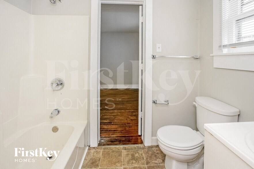 Building Photo - 1411 Lindley Ave