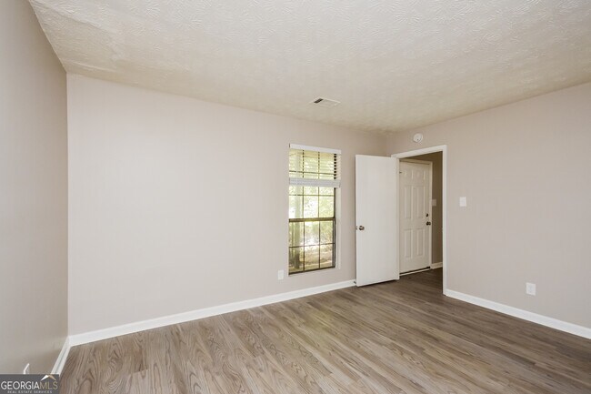 Building Photo - 4585 Old Lake Dr