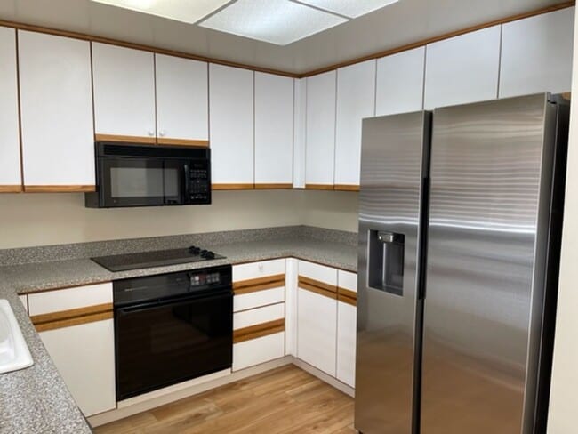 Building Photo - Nicely updated 3 bedroom, 2 bath 2 story t...