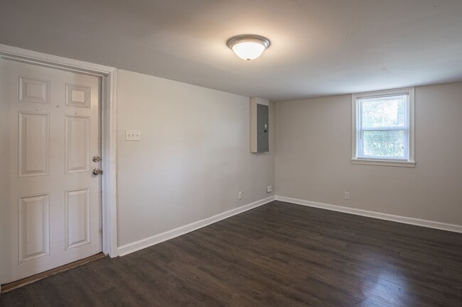 Building Photo - Spacious 3 Bedroom, 2 Bathroom Lower Level...