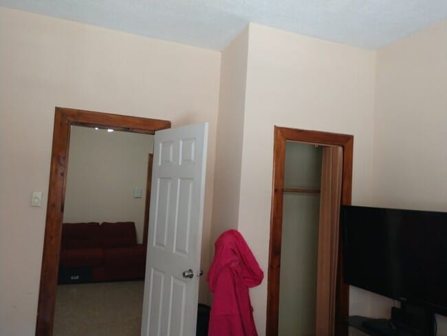 Building Photo - Modernized 3 Bedroom, Shared Yard, Lots of...