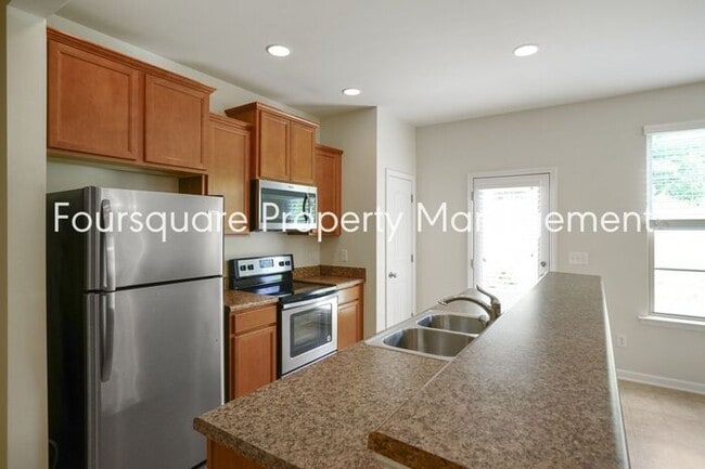 Building Photo - Townhome | Washer/ Dryer Included | Back P...