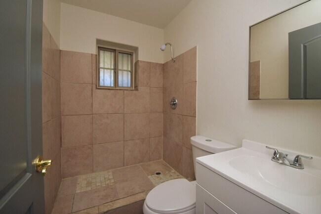 Building Photo - Stand Alone 2 Bed 1 Bath with Private Yard...