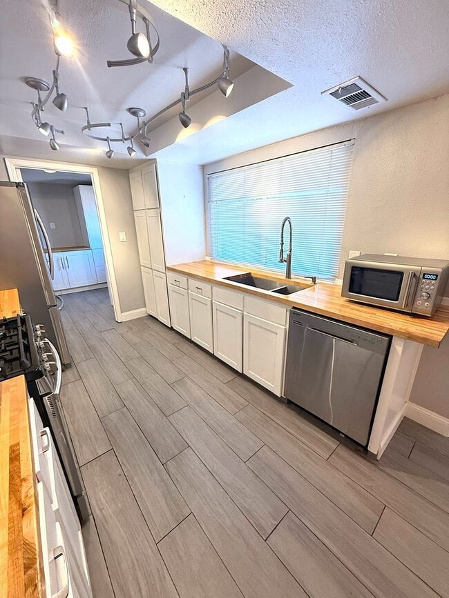 Building Photo - Charming 3 bedroom in NE Albuquerque. Osuna/San Pedro area near San Mateo. Refrigerated Air! 2 Ca...