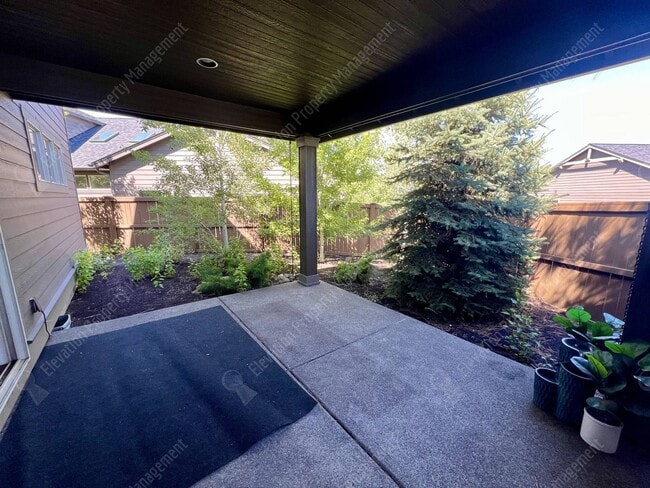 Building Photo - 4 BR - 2.5 BA Luxury Golf Course Living on...