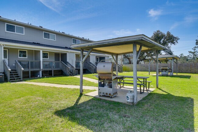 Building Photo - FULLY FURNISHED!!! 2 BEDROOM TOWNHOME IN P...
