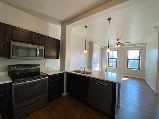 Building Photo - $1,550 | 1 Bedroom, 1 Bathroom Condo | Ava...