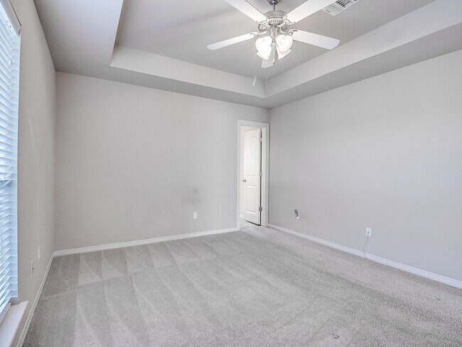 Building Photo - 4 Bedrooms/2 Baths/3Car - Deer Creek Schools - Gated Community of North Roselake Villas