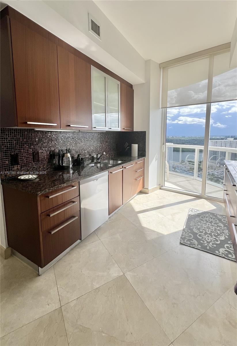 Building Photo - 15901 Collins Ave