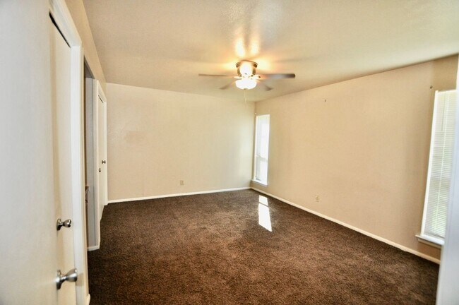 Building Photo - FOR LEASE! Nice 1 Bedroom - 1 Bath - At the Town House Apartments in Weatherford!