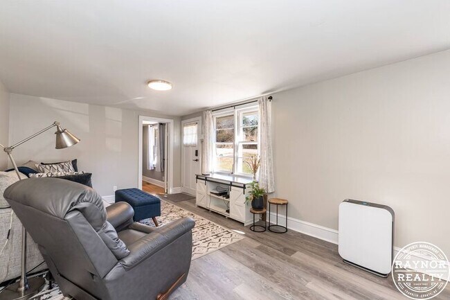 Building Photo - 429 N Main St