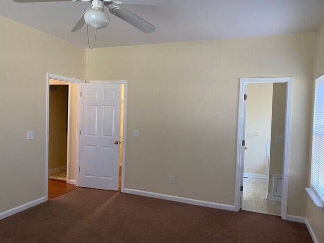 Building Photo - Students Welcome! 4BR home, Open layout, l...