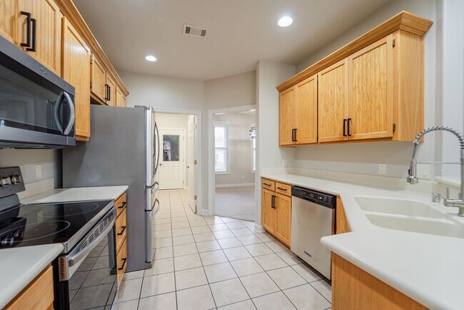 Building Photo - Charming 4 bedroom, 2 bathroom located in the picturesque Hot Springs Village