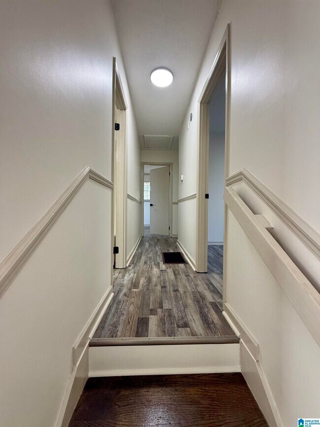 Building Photo - 648 Cort Cir NE