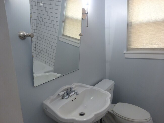 Building Photo - For Lease | 3 Bed, 1 Bath | 1,074 Sq Ft |O...