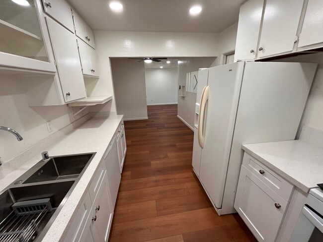 Building Photo - R472