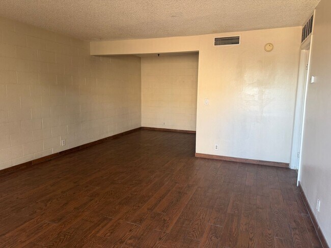 Building Photo - 1 Bedroom 1 Bath In Central Las Vegas