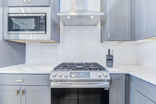 Building Photo - 334 Eastwood St