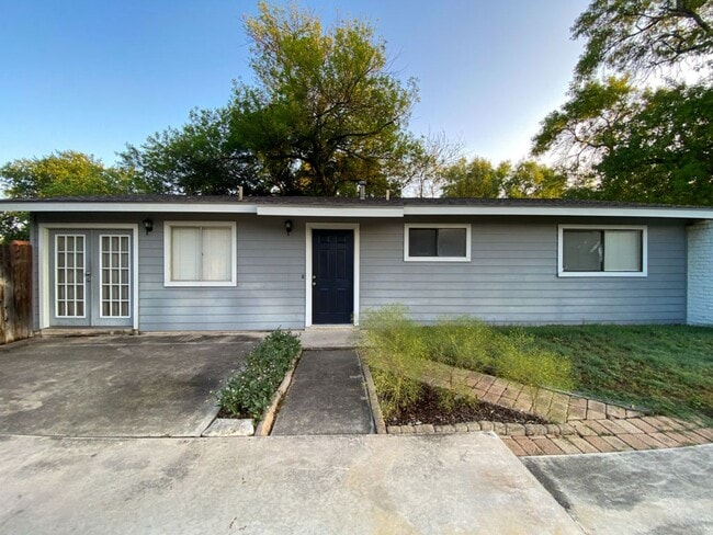 Building Photo - Adorable house on Large LOT 3 Bedroom 2 ba...