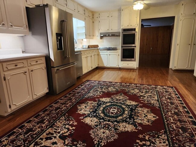 Building Photo - 1181 Lake Shore Cir