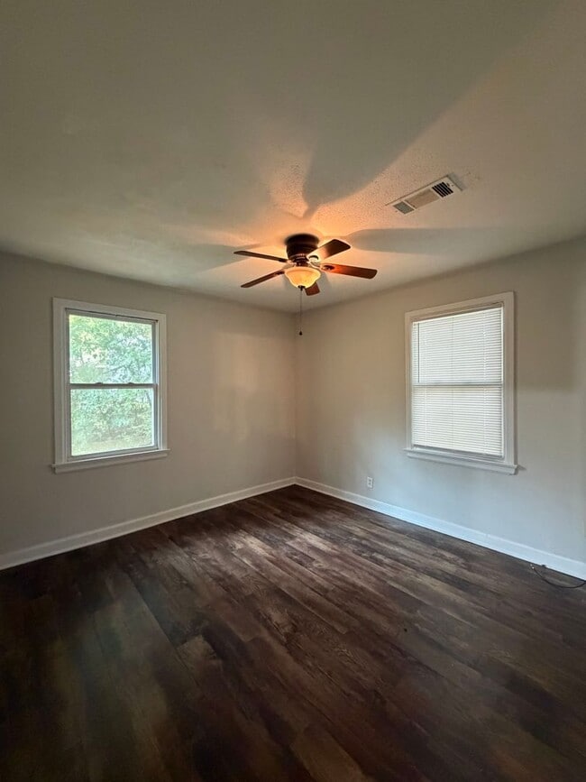 Building Photo - 3871 Sherwood Dr