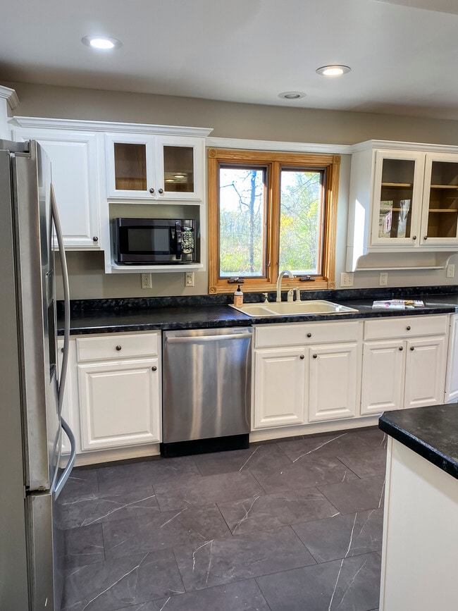 Building Photo - 1606 S Lake Irving Dr SW