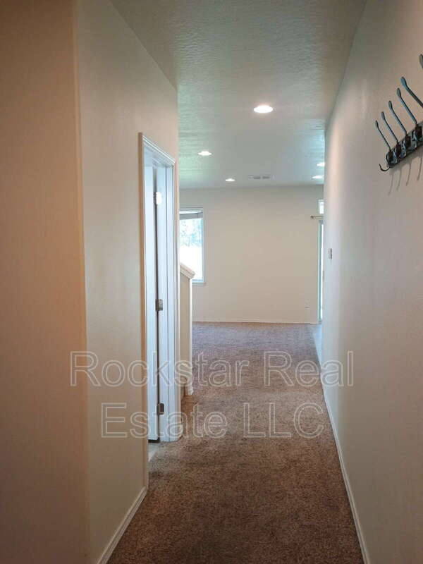 Building Photo - 1315 N Rogue River St