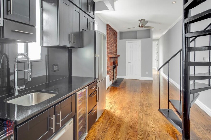 Primary Photo - 209 E 25th St
