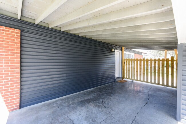 Building Photo - 620 St Bernard Dr