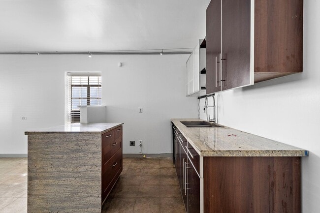Building Photo - 1310 E 29th St