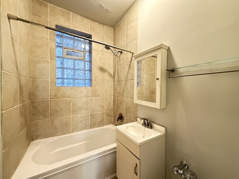 Building Photo - 525 W Surf