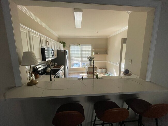 Building Photo - Charming 2-3 BR Townhome in South Park Cha...