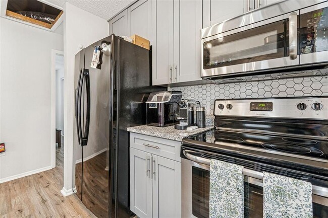 Building Photo - 2101 W Cherry St