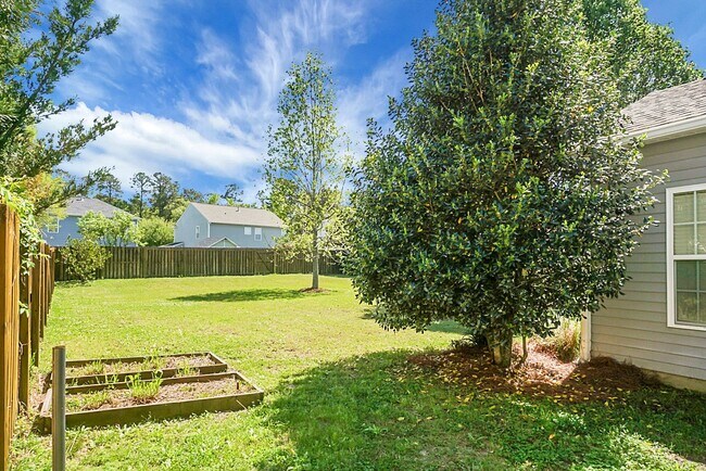 Building Photo - Comfortable Living, 4 BR 2.5 BA Home, Two Car Garage