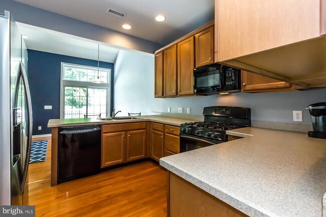 Building Photo - 684 Churchill Rd