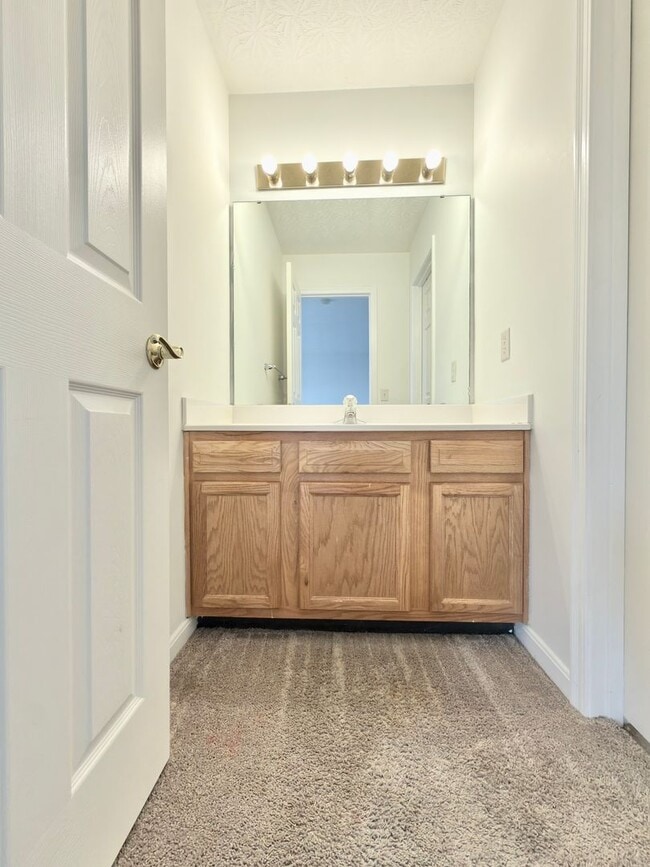 Building Photo - 3-bedroom, 2-bathroom home located in Cincinnati offering a functional layout and practical ameni...