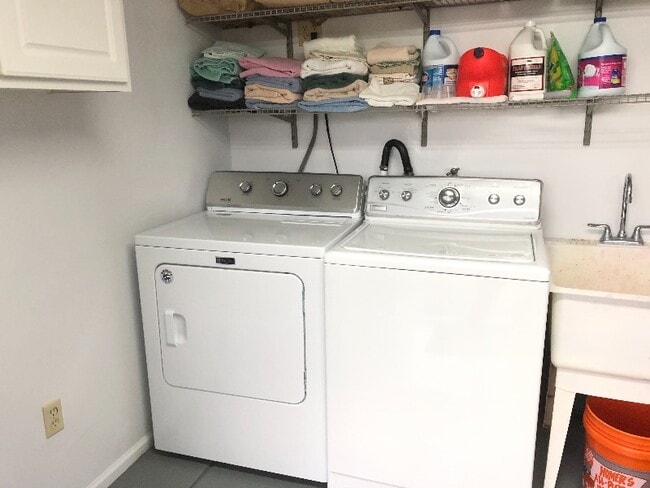 Building Photo - 3219 31st Ave W