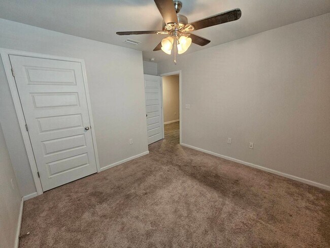 Building Photo - Modern 4Bed/2Ba Home, Centrally Located & Convenient to Everything! *1/2 OFF 1st Month's Rent!* &...