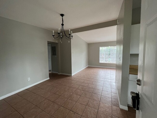 Building Photo - Spacious 3 bedroom 1 bathroom home with ni...