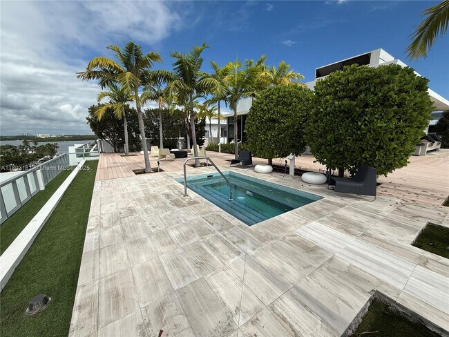 Building Photo - 9940 W Bay Harbor Dr