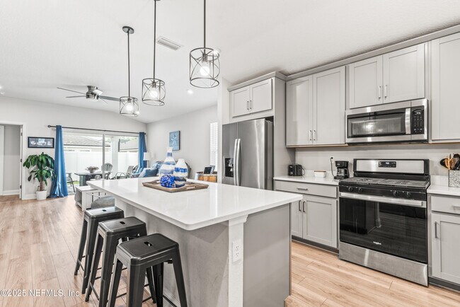 Building Photo - 243 Dahlia Falls Dr