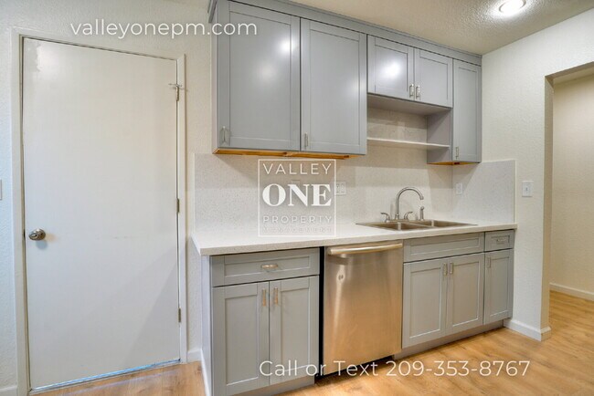 Building Photo - Totally Remodeled Home in Turlock: It's No...