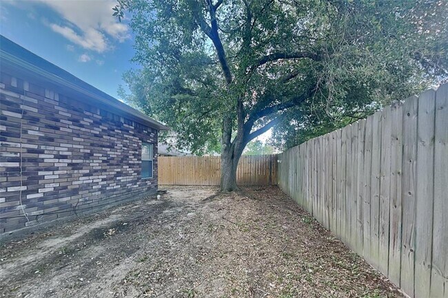 Building Photo - 5607 S Magazine Cir