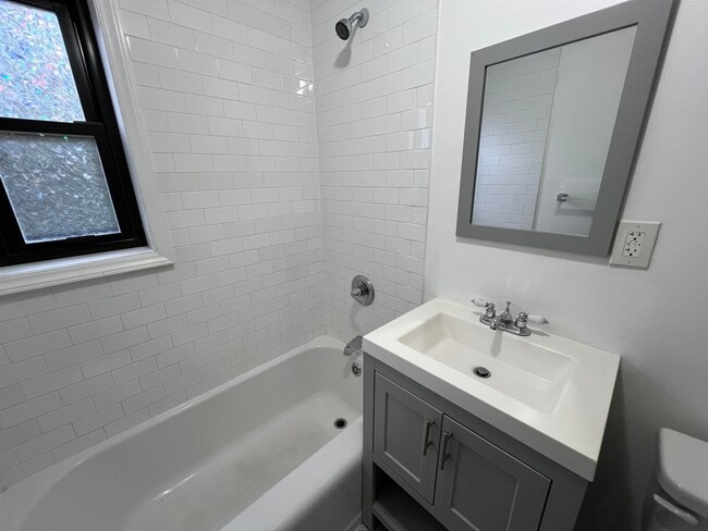 Building Photo - 204 North St