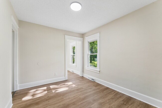 Building Photo - Charming 2-Bedroom Haven in Kansas City Northland!