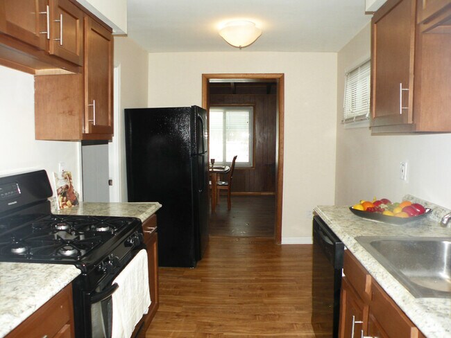Building Photo - 4 Bedroom Bungalow for Rent! Euclid, Ohio