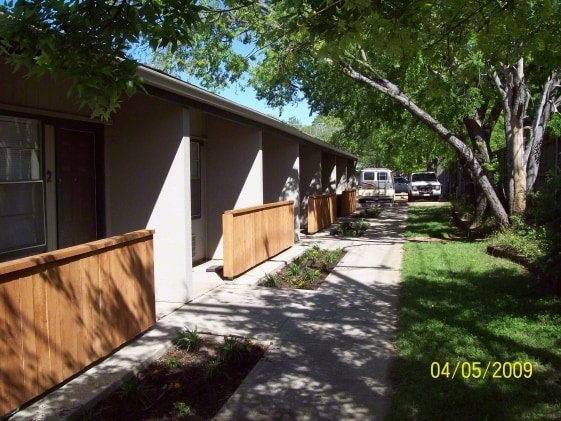 Primary Photo - 406 N Oak St