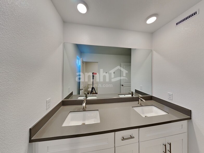 Building Photo - 10335 Bishops Cap St