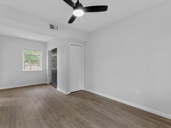 Building Photo - 4916 N Flagler Dr