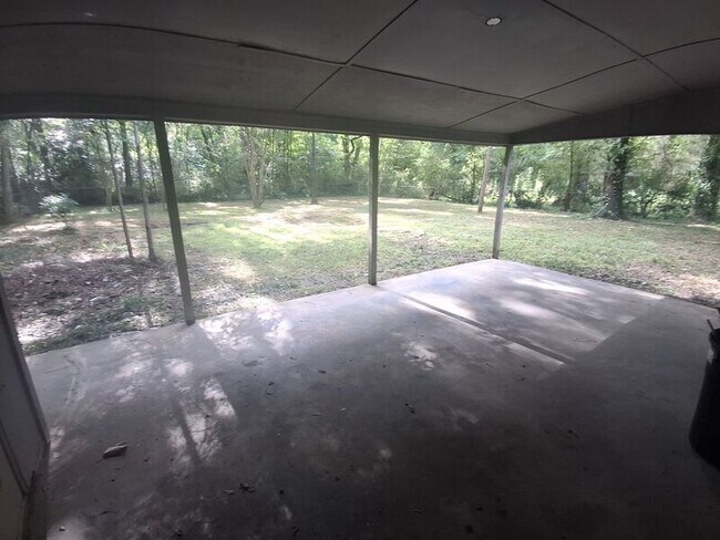 Building Photo - 3058 Woodside Dr